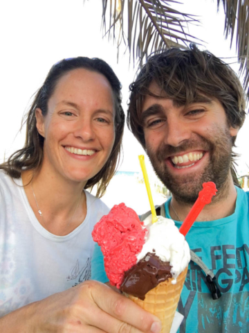 Angie’s birthday: enjoying the great gelato of Bobocono at Poetto beach.